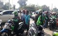 Angkot Nekat Lawan Arah Tabrak Driver Ojol, Warga Kasih Ultimatum