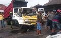 Suzuki Carry dan Mitsubishi Canter Ngerem Mendadak, Sopir Truk Belakang Tergencet