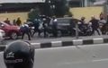 Momen Jalanan Jadi Medan Perang Klub Motor, Ketemu Langsung Adu Jotos