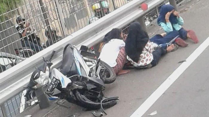 Lima remaja perempuan terlibat kecelakaan di Jalan Tol Tomang, Jakarta Barat, Minggu (11/11/2018). 