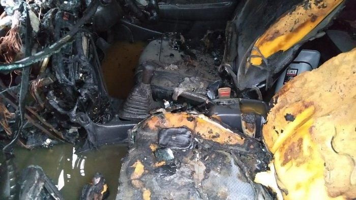 Kondisi di dalam kabin Toyota Corolla yang terbakar