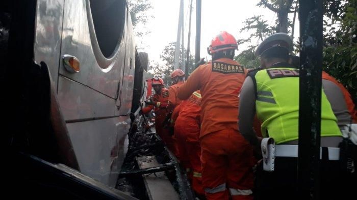 Evakuasi korban bus Kramat Djati terbalik di By Pass Cikopo