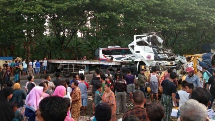 Kecelakaan maut truk trailer vs truk buah di Subah, Kabupaten Batang, Jateng