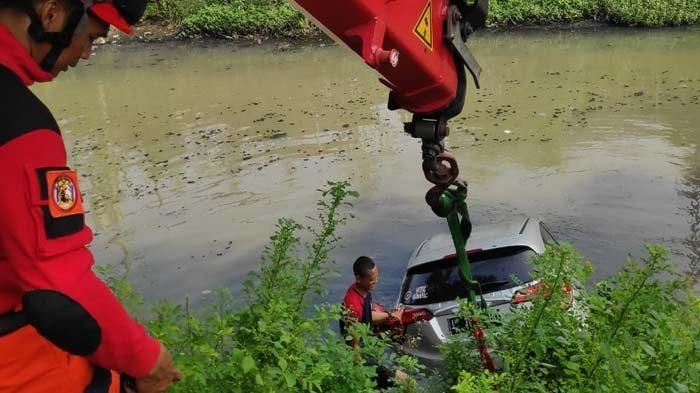 Hond HR-V dievakuasi dari dalam sungai