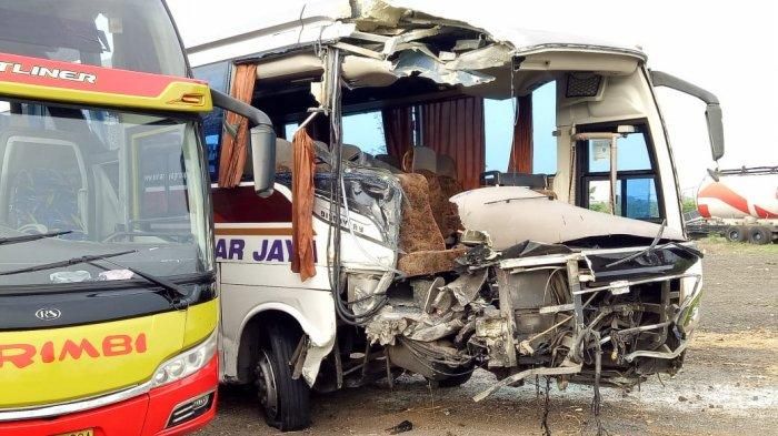 Bangkai bus Sinar Jaya dan Arimbi yang terlibat kecelakaan maut di tol Cipali, dini hari, (14/11/19)