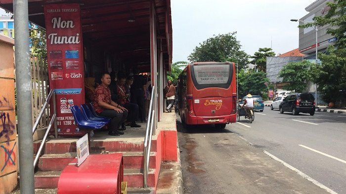 Petugas Pengawas Angkutan di shelter BRT Trans Semarang Imam Bonjol yang sedang berjaga