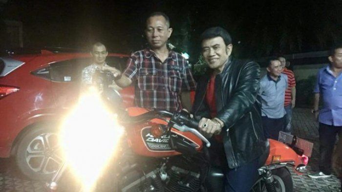 Rhoma Irama didampingi H Jajam saat berada di rumah H Ciut.