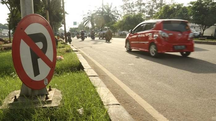 Rambu larangan parkir di Jalan Daan Mogot Km 16,Kalideres, Jakarta Barat