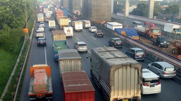 kendaraan padat merayap di jalan tol Jakarta-Cikampek menju Jakarta, Kamis (15/3/2018) 