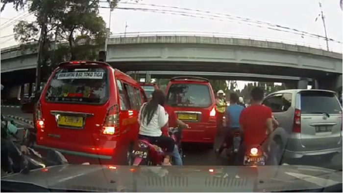 Tiga pengendara motor yang tidak memakai helm