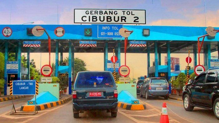 Gerbang Tol Cibubur 2 di ruas Tol Jagorawi mulai Mei 2018 diberlakukan aturan ganjil genap oleh peng