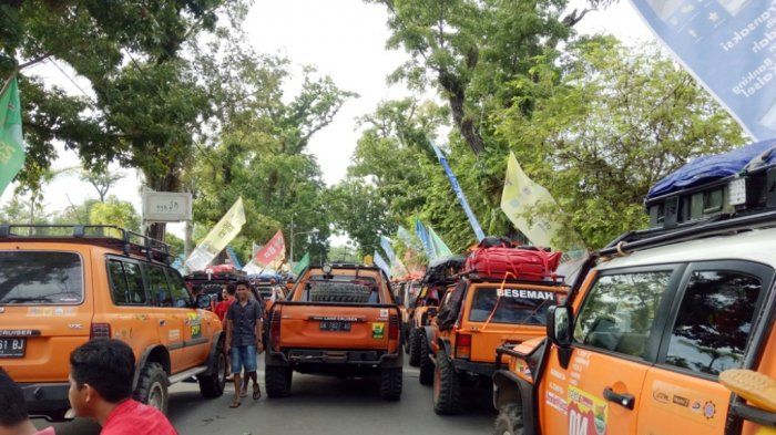 Para peserta bersiap untuk menempuh ekspedisi