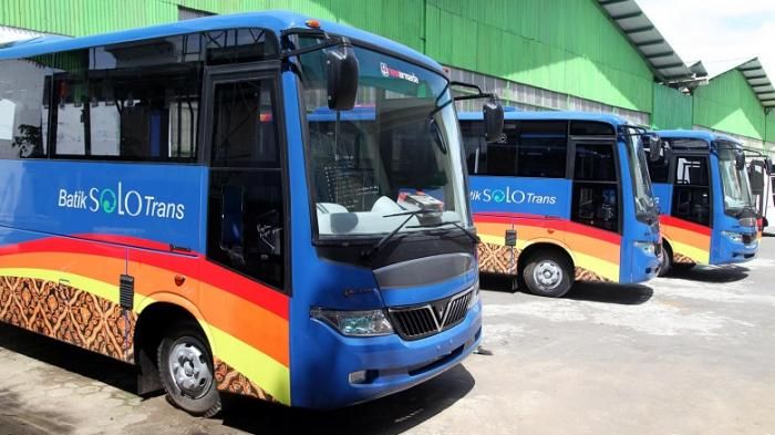 Ilustrasi Batik Solo Trans menggunakan bus medium