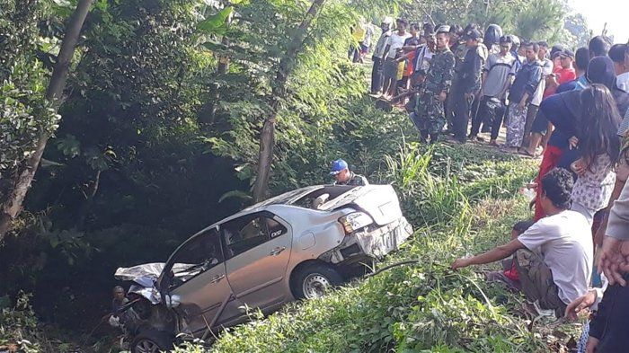 Mobil Vios terperosok ke jurang di kawasan Stadion Pakansari, (15/5/2018)