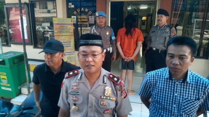 Kapolsek Bandung Wetan Kompol Hidayatullah berhasil menangkap Ir tersangka pencurian motor yang menyamar jadi perempuan berhijab