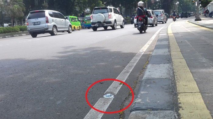 Glass road stud atau paku jalan di Bogor