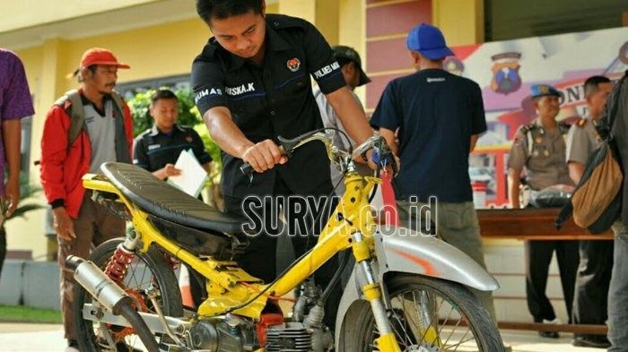 Barang bukti motor trondol yang digunakan geng motor mengeroyok anak SMP di Mojokerto