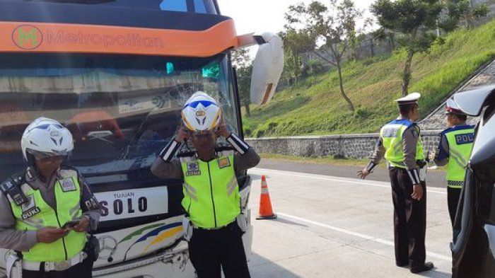 Kecelakaan beruntun terjadi di ruas tol Cikampek-Palimanan (Cipali), tepatnya KM 181 yang melibatkan enam kendaraan, Sabtu (9/6/2018)