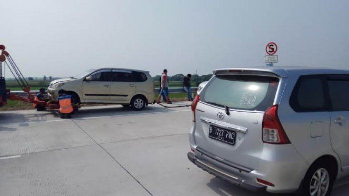 Proses evakuasi 4 mobil yang terlibat tabrakan beruntun di tol Kertasari, Tegal