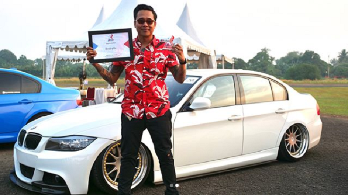 Gofar Hilman dan BMW 325i E90 yang menang dalam acara Bucks X Car Contest