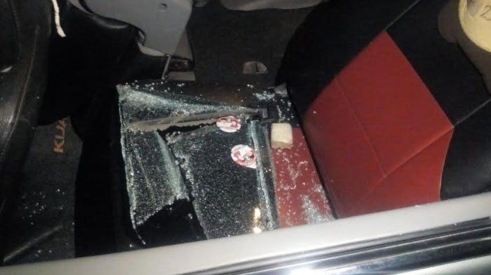 Kerusakan yang ditimbulkan akibat aksi kejahatan pecah kaca mobil yang terjadi saat rombongan PKB me