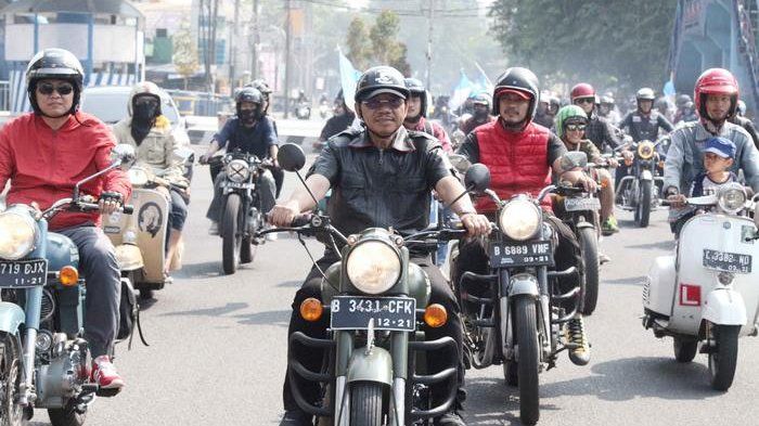 Wakil Wali Kota Tangerang Sachrudin bersama rombongannya iring - iringan mengendarai sepeda motor me