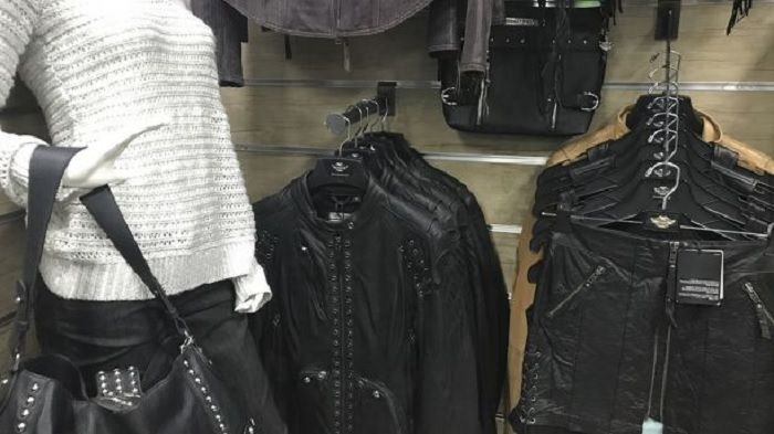 Pakaian yang dijual di toko Harley-Davidson Riyadh, Arab Saudi