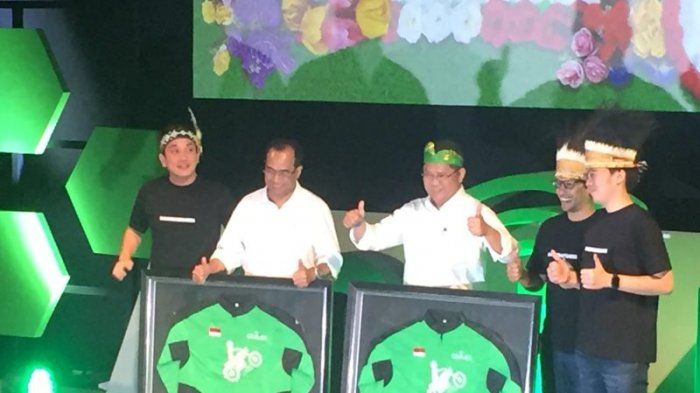 CEO Go-Jek Indonesia bersama Menteri Perhubungan Budi Karya Sumadi dan Menkominfo Rudiantara 