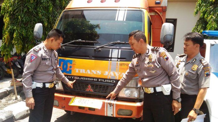 Polisi menunjukkan truk yang menewaskan anggotanya di Semarang