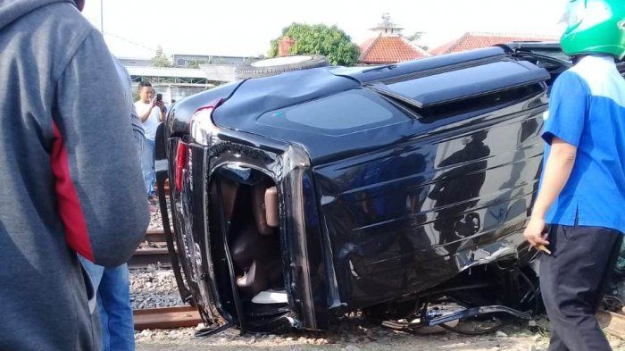Toyota Avanza tersambar kereta api hingga terbalik di Demak, Jawa Tengah