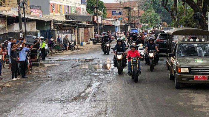 Presiden Jokowi saat perjalanan menuju pasar Anyar