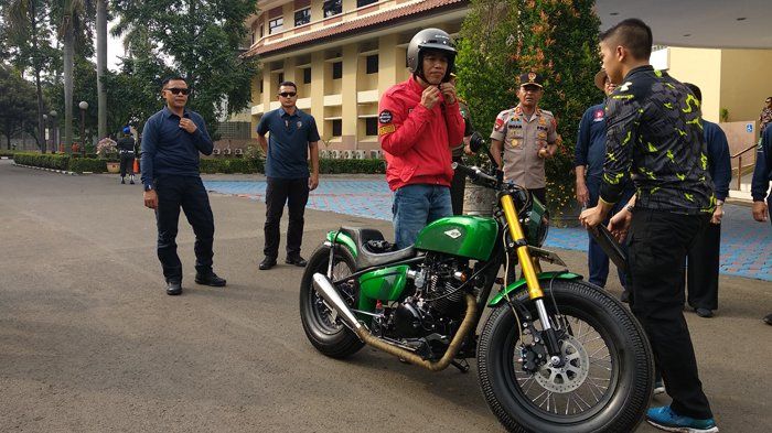 Presiden Joko Widodo menjajal sepeda motor barunya saat melakukan kunjungan kerja di Kota Tangerang, Provinsi Banten, Minggu (4/11/2018). TRIBUNNEWS.COM/SENO TRI SULISTIYONO