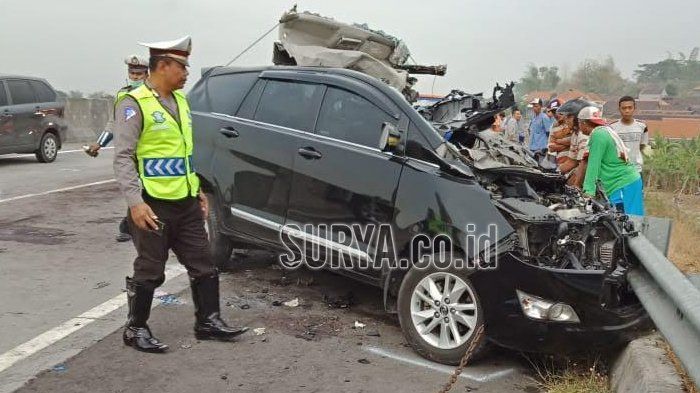 Toyota Kijang Innova Reborn menabrak truk di tol Sumo