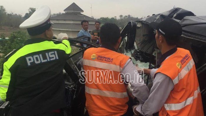 Proses evakuasi korban Innova di tol Sumo