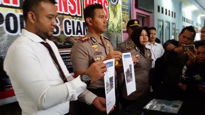 Polisi memperlihatkan barang bukti screen shot