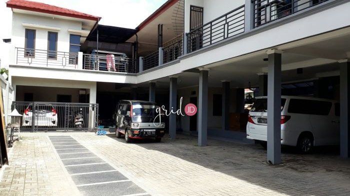 Suzuki Carry dan mobil mewah di garasi rumah Ayu Ting Ting