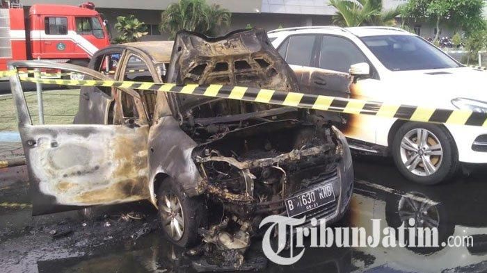 Sebuah mobil Suzuki Splash terbakar habis di Bandara Juanda, Jawa Timur