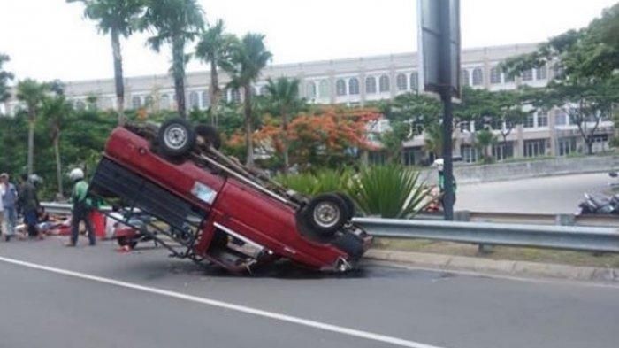 Pikap yang  membawa santri terbalik di Tangerang