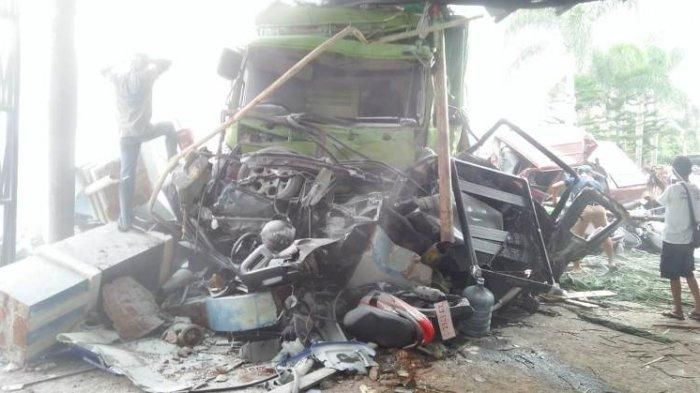 Kecelakaan maut akibat truk meluncur kencang menghantam area parkir RS Siti Aminah Bumiayu, Brebes,