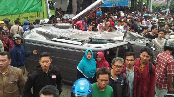 Warga menyaksikan bangkai kendaraan yang dihantam truk dalam kecelakaan maut di depan RS Muhammadiyah Siti Aminah Bumiayu, Brebes, Senin (10/12/2018)