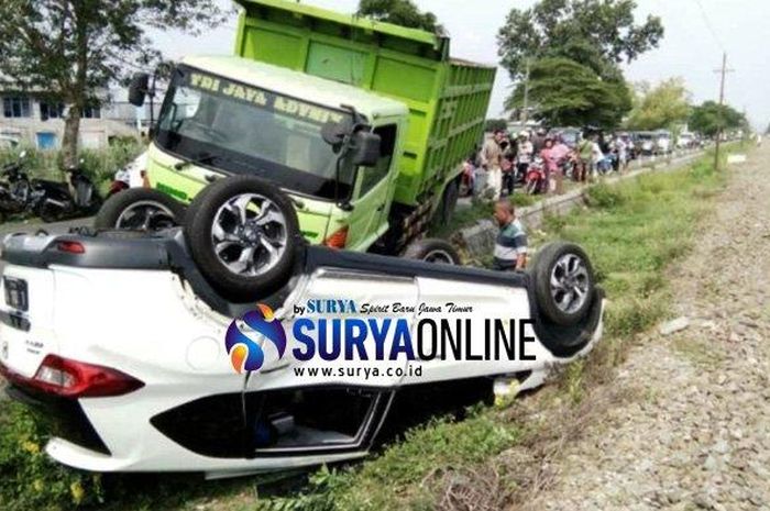 Mobil Honda BR-V yang terbalik setelah dalam kecepatan tinggi menyenggol truk yang disalipnya di Jombang