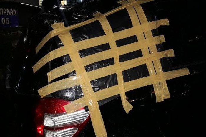 Mobil Arief yang mengalami kerusakan saat tertimpa pohon beringin di Kramat Pela, Pada Kamis (13/12/2018). 