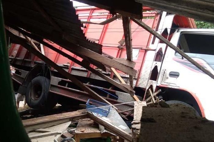 Mobil truk melaju kencang tak terkendali hingga menabrak dua motor dan sebuah warung 