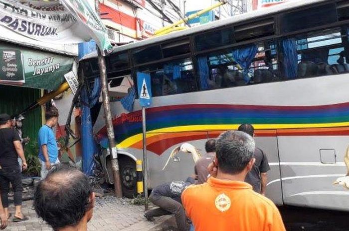 Bus Dali Prima mengalami kecelakaan di Simpang Tiga Purwosari, Pasuruan. Akibatnya, sejumlah penumpang luka-luka parah. 