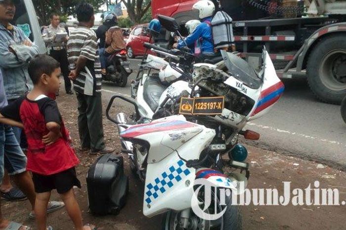 Kondisi motor Patwal yang mengalami kecelakaan di Jalan Kolonel Sugiono, Mergosono, Kota Malang, Minggu (16/12/2018). 