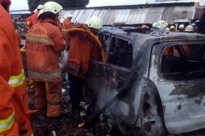 Toyota Fortuner, Kijang Innova dan Nissan Grand Livina hangsu terbakar