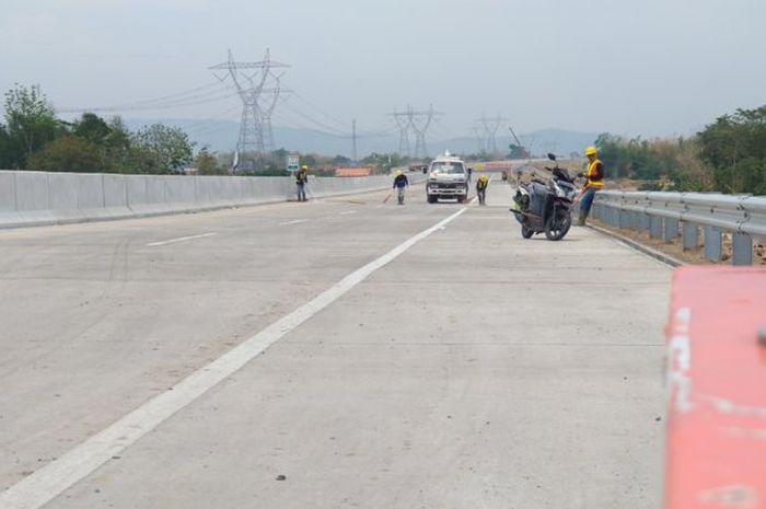 Pekerja Proyek Jalan Tol Semarang-Batang sedang melakukan pembersihan di ruas tol Semarang-Batang Seksi III, Sabtu (3/11/2018).