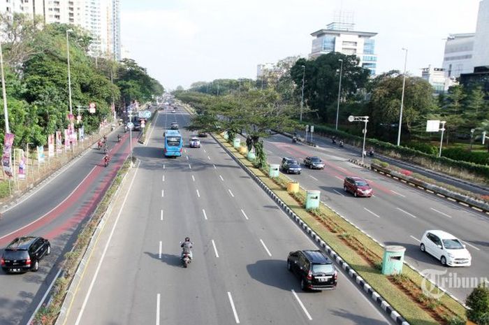 Sejumlah kendaraan saat melewati Jalan Benyamin Sueb, Kemayoran, Jakarta Pusat, Jumat (22/6/2018). Jalan Benyamin Sueb akan diberlakukan aturan ganjil genap secara bertahap oleh Pemerintah 