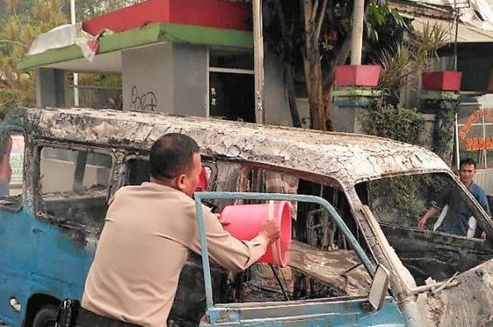 Angkot terbakar di SPBU Cirendeu, Pisangan, Ciputat Timur, Tangerang Selatan, Selasa (18/12/2018).