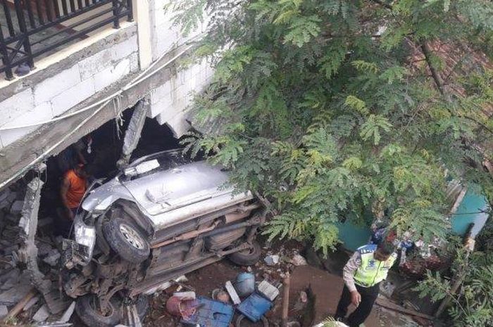 Mobil Avanza yang terjun ke jurang dan menimpa sebuah rumah di Jalan Cihanjuang, Parongpong. Mobil tersebut mengangkut tujuh kambing. Pengemudi mobil kabur setelah kecelakaan